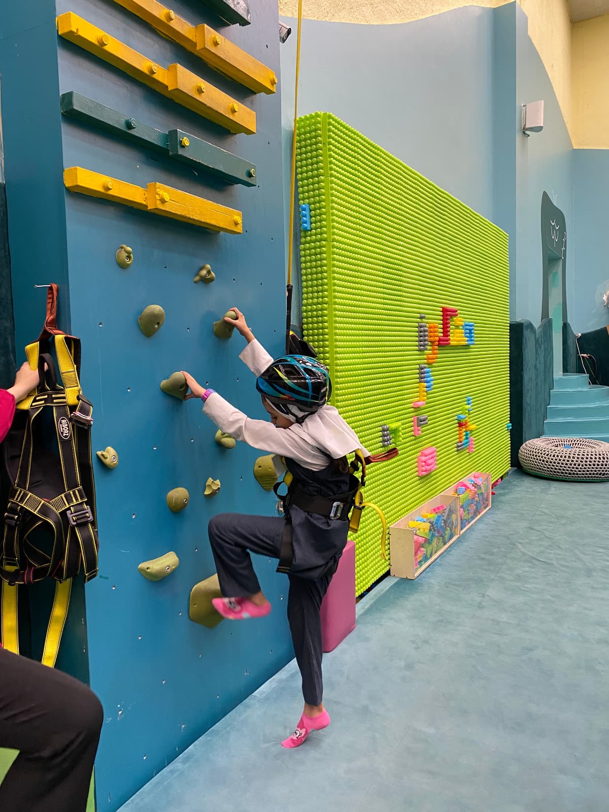 دبستان دخترانه ادبستان والا